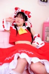 cosplay hairbow hakurei_reimu hanausagi_manyu jumper miko socks touhou rating:Safe score:0 user:LittleSweetLoli