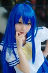 ahoge aka_(morimori) blue_hair cosplay izumi_konata lucky_star pleated_skirt sailor_uniform school_uniform skirt rating:Safe score:0 user:nil!