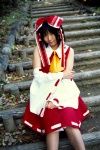 blouse cosplay detached_sleeves hairbow hakurei_reimu matsunaga_ayaka miko skirt touhou rating:Safe score:0 user:nil!